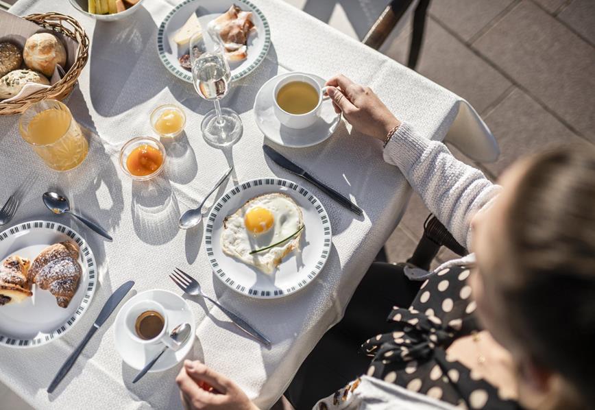 Donna che fa colazione