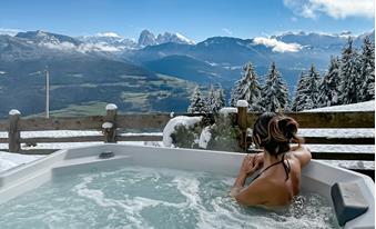 Eine Frau im Whirlpool