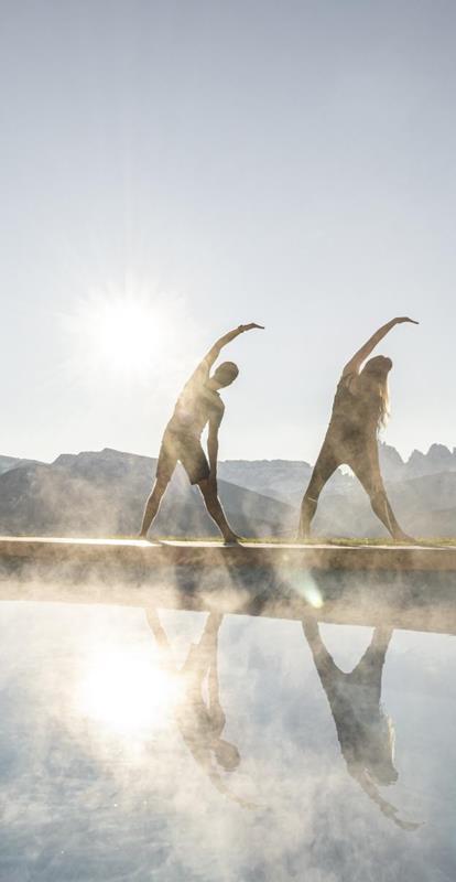 Yoga a bordo della piscina all'aperto