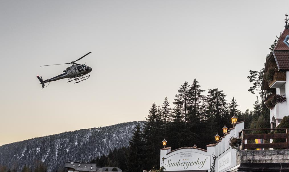 Hubschrauberflug über die Dolomiten im Winter