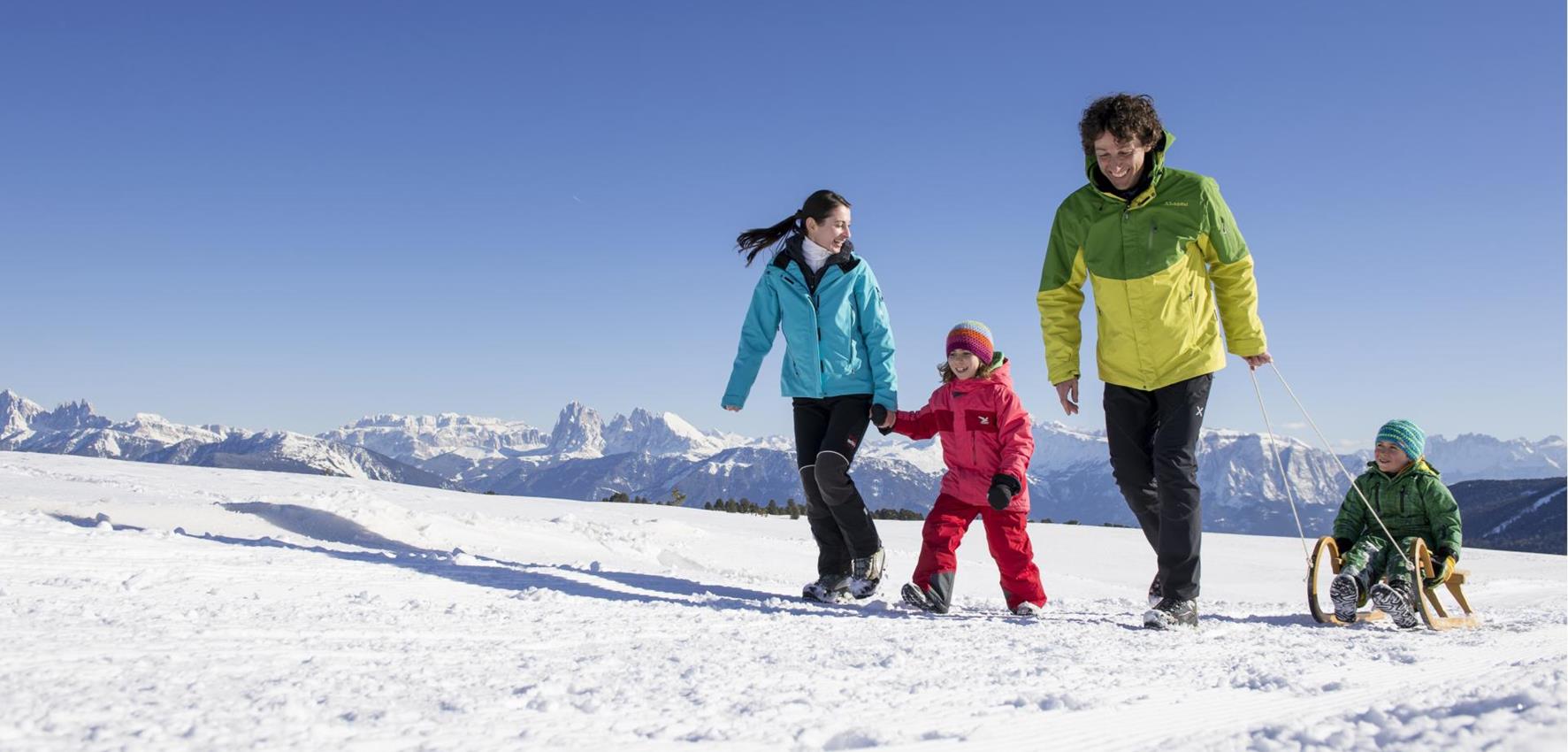 Familie beim Rodeln