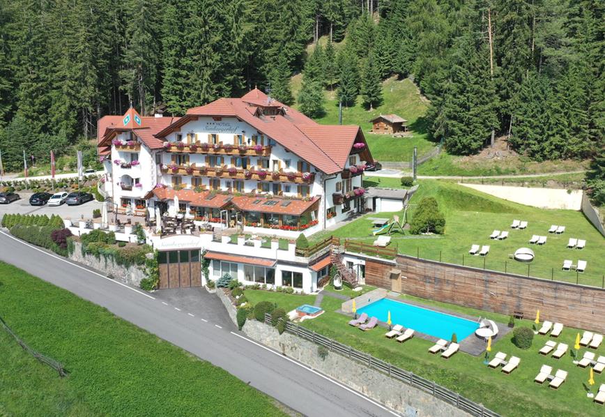 Hotel Sambergerhof mit Pool und Garten