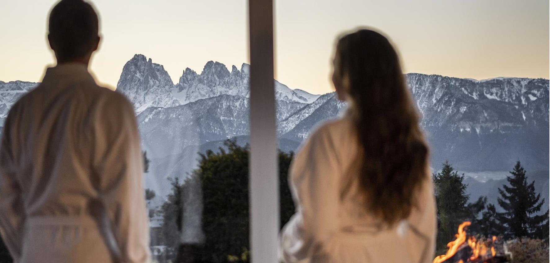 Zwei Gäste genießen die Aussicht im Wellnessbereich