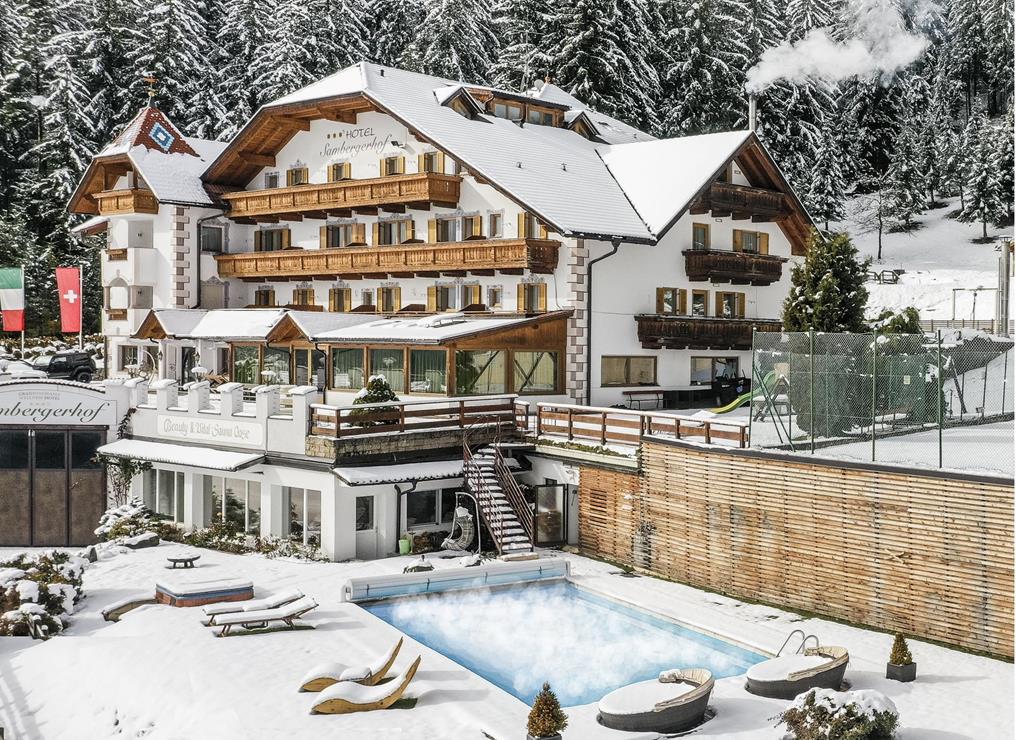 Hotel Sambergerhof mit Pool im Winter