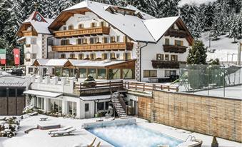 Hotel Sambergerhof mit Pool im Winter