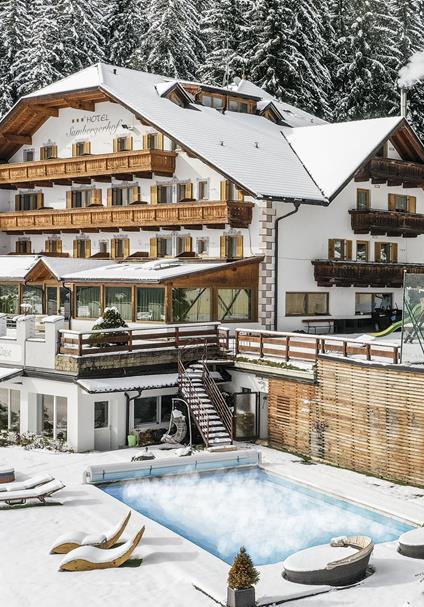 Hotel Sambergerhof mit Pool im Winter