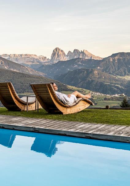 Rilassarsi a bordo piscina