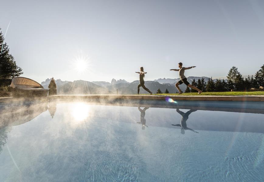 Yoga am Rand des Außenpools