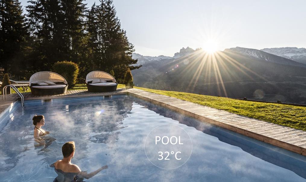 Nuotare nella piscina riscaldata a 32°C