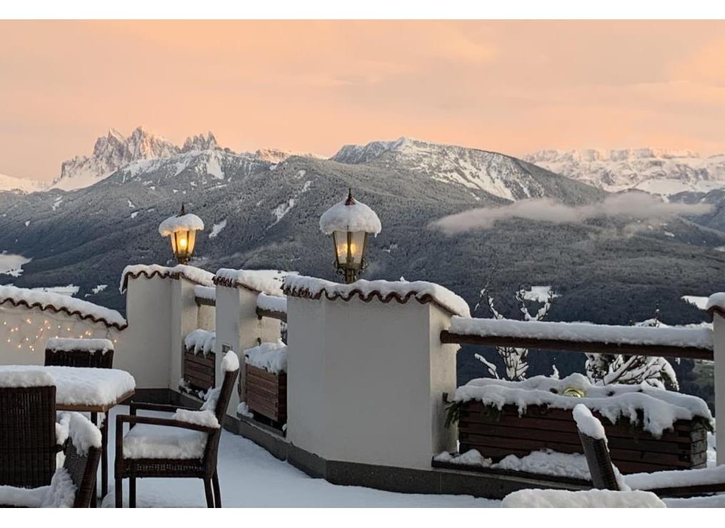Aussicht auf die Dolomiten im Winter von unserer Terrasse