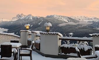 Aussicht auf die Dolomiten im Winter von unserer Terrasse