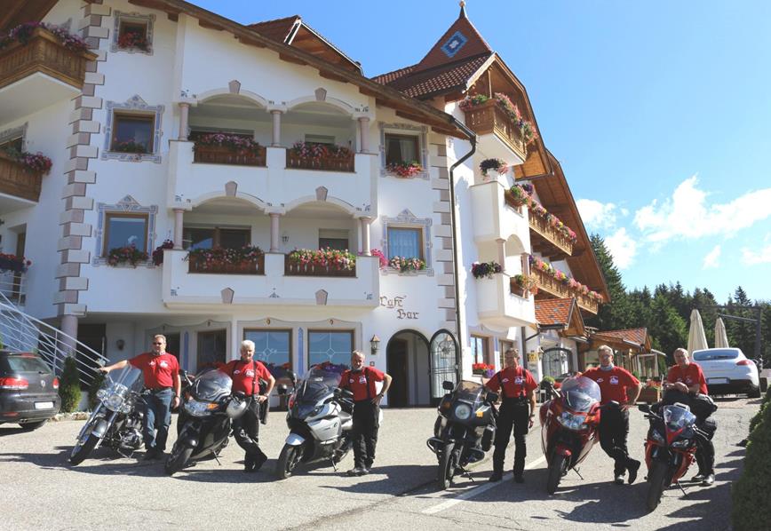 Motociclisti davanti all'Hotel Sambergerhof