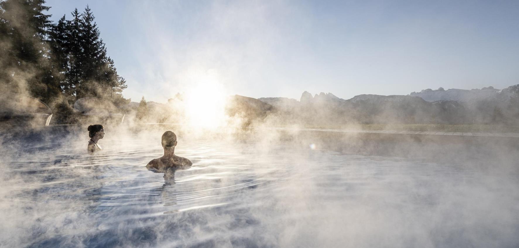 Nuotare nella piscina all'aperto riscaldata