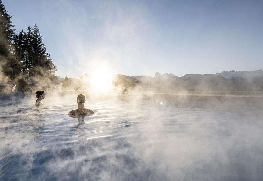 Nuotare nella piscina all'aperto riscaldata